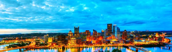 Panoramisch vanuit de lucht overzicht van Pittsburgh — Stockfoto