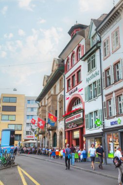 Turistler Basel'de sokak ile kalabalık