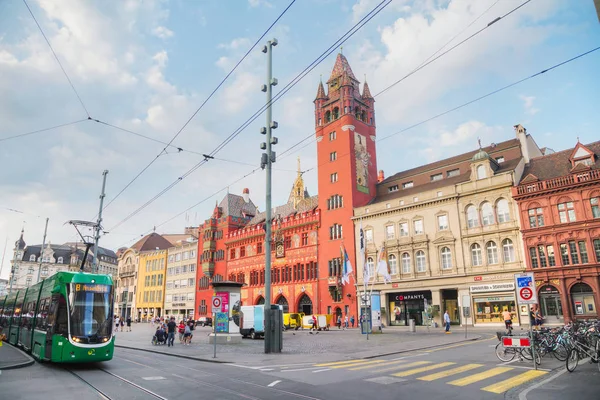 Marktplatz met het Rathaus in Bazel — Stockfoto