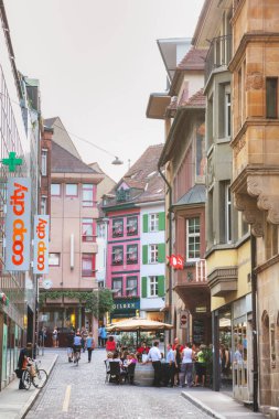  Turistler Basel'de sokak ile kalabalık