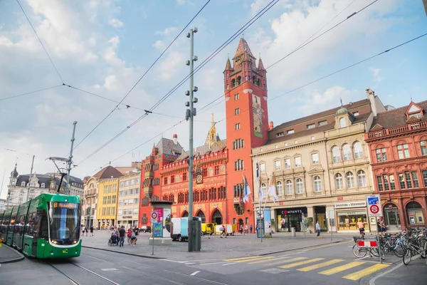 Marktplatz met het Rathaus in Bazel — Stockfoto