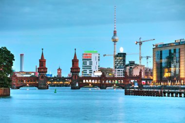 Berlin cityscape Oberbaum bridge ile