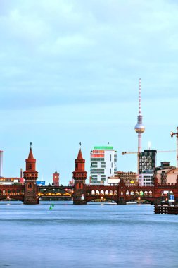 Berlin cityscape Oberbaum bridge ile