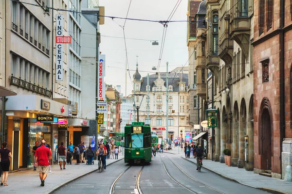 Трамвай на улице Гербергассе в Базеле — стоковое фото