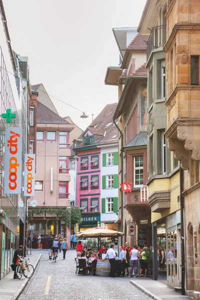  Turistler Basel'de sokak ile kalabalık