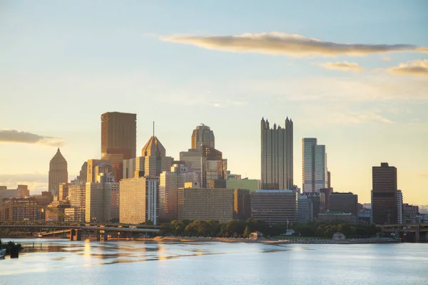 A paisagem urbana de Pittsburgh com o rio Ohio — Fotografia de Stock