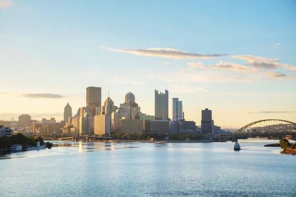 A paisagem urbana de Pittsburgh com o rio Ohio — Fotografia de Stock