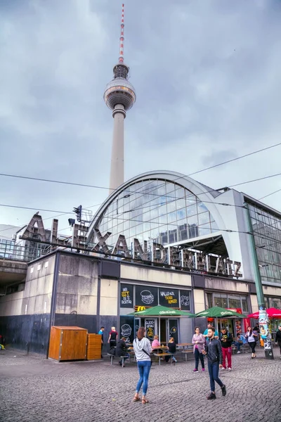 Na náměstí Alexanderplatz v Berlíně, Německo — Stock fotografie