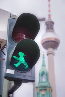 Berlin'de yeşil yürüme adam (Ampelmann)