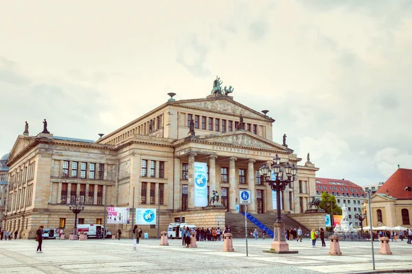 Placu Gendarmenmarkt z sali koncertowej w Berlinie — Zdjęcie stockowe