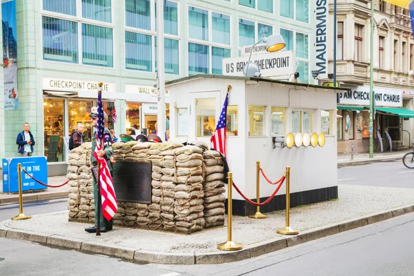 Checkpoint Charlie atração turística em Berlim — Fotografia de Stock