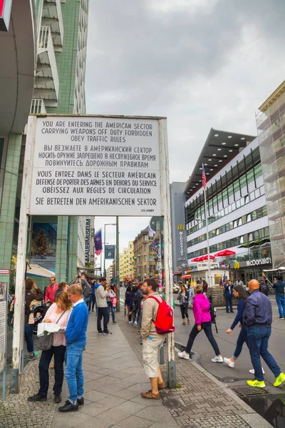 Historiska tecken på Checkpoint Charlie i Berlin — Stockfoto