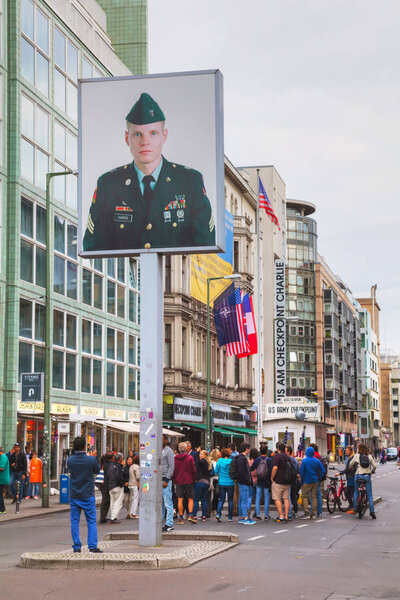 Checkpoint Charlie туристическая достопримечательность в Берлине
