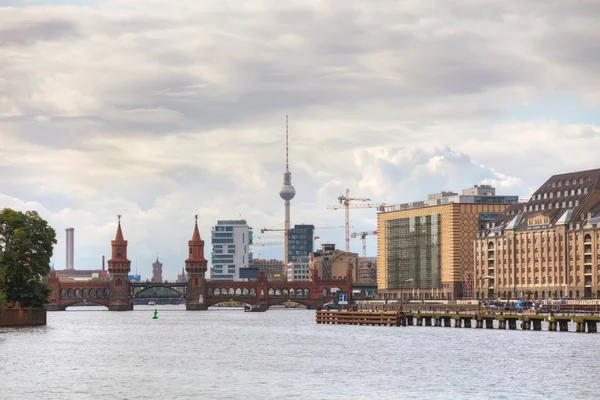 Ponte Oberbaum em Berlim — Fotografia de Stock