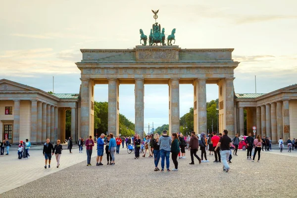 Бранденбурзькі ворота в берліні, грізна — стокове фото