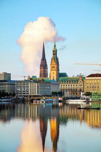Utsikt Över Stadsbilden Som Speglar Sig Floden Med Sky Bakgrund — Stockfoto