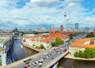 Arka plan üzerinde bulutlu gökyüzü ile cityscape Berlin üzerinde havadan görünümü 
