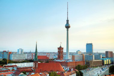 Bulutsuz gökyüzü ile Berlin'de cityscape havadan görünümü arka plan üzerinde