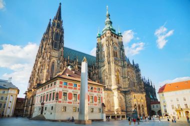 Prag'da turistler ile Saint Vitus Katedrali
