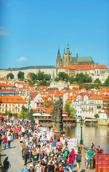 Widok Most Karola Pradze Vitus Cathedral Tle Turystów — Zdjęcie stockowe