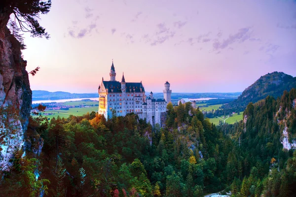 Castelo Neuschwanstein Baviera Com Pôr Sol Montanhas Fundo — Fotografia de Stock