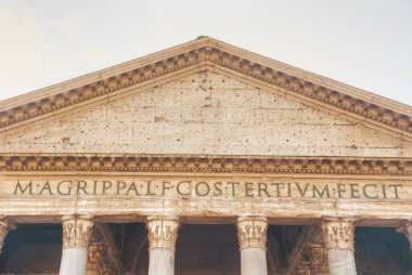Roma 'daki Piazza della Rotonda' da panteon cephesi kapanıyor.