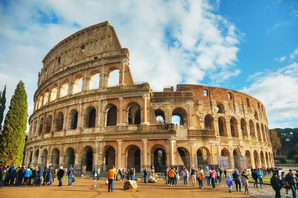 Colosseum or Flavian Amphitheatre with people — Stock Photo, Image