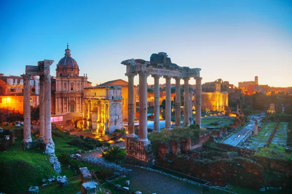 Romeinse forum ruïnes in de nacht — Stockfoto