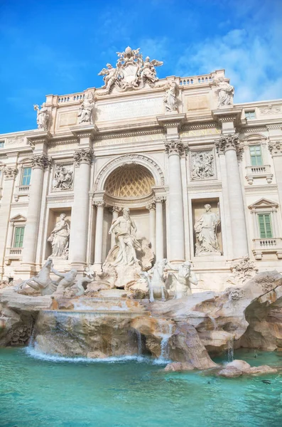 La mundialmente famosa Fontana de Trevi en Roma — Foto de Stock