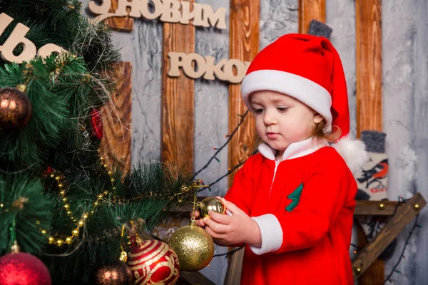 クリスマス ツリーの近くサンタさんの衣装で幸せな赤ちゃん — ストック写真