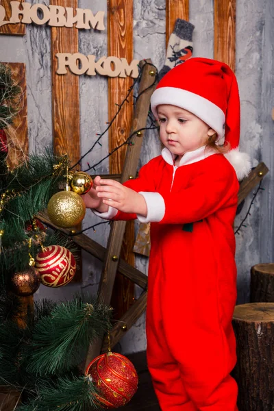 Щасливі маленька дитина в костюмі Діда Мороза поблизу Xmas дерево — стокове фото