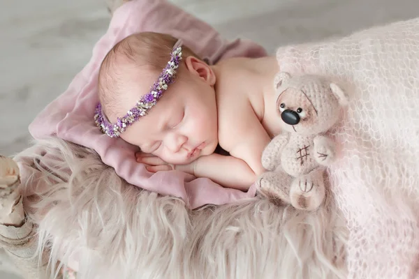 uyuyan yeni doğan bebek