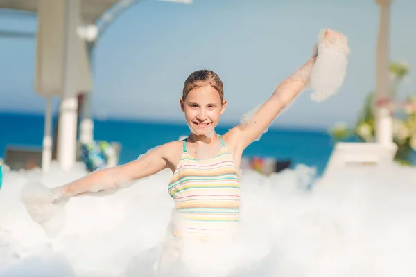 Schuim partij op het strand. — Stockfoto