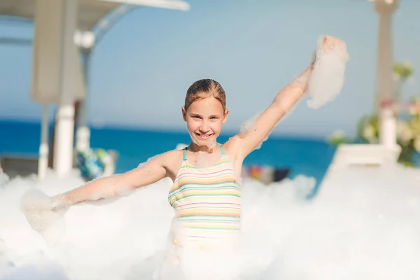 Fiesta de espuma en la playa . — Foto de Stock