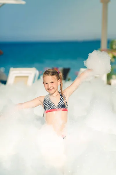 Fiesta de espuma en la playa . — Foto de Stock