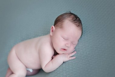 uyuyan yeni doğan bebek