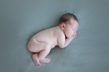 uyuyan yeni doğan bebek