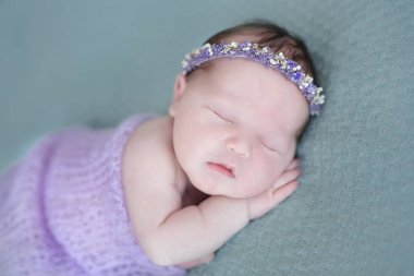 uyuyan yeni doğan bebek