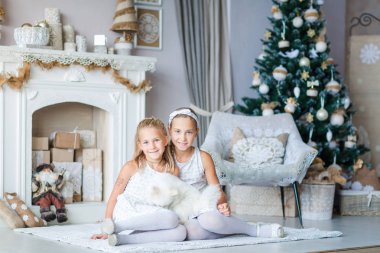 Xmas ağacı yakınındaki mutlu çocuklar