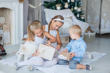 Xmas ağacı yakınındaki mutlu çocuklar