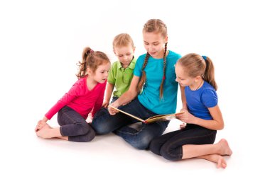 Mutlu çocuklar üzerinde beyaz izole bir kitap okuma