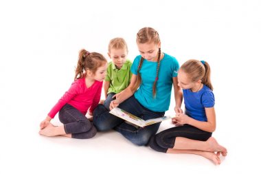 Mutlu çocuklar üzerinde beyaz izole bir kitap okuma