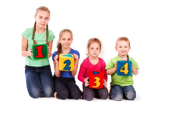 Ευτυχής παιδιά κρατώντας τα τετράγωνα με τους αριθμούς πάνω από το λευκό φόντο — Φωτογραφία Αρχείου