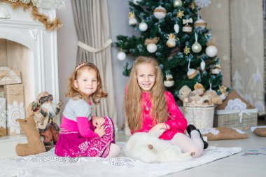 Xmas ağacı yakınındaki mutlu çocuklar