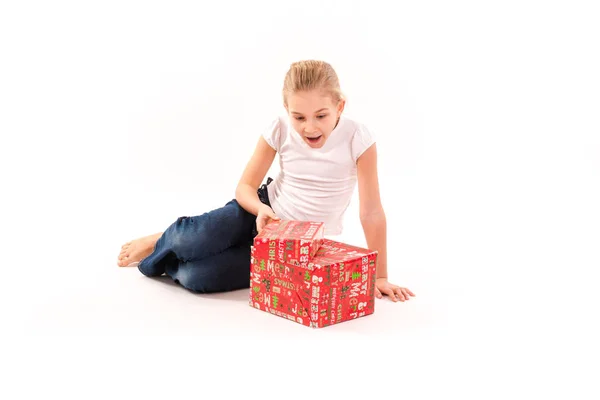 Menina feliz com caixa de presente isolado — Fotografia de Stock