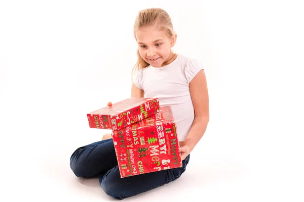 Glückliches Mädchen mit Geschenkbox isoliert — Stockfoto