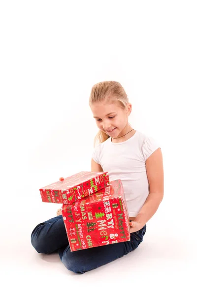 Fille heureuse avec boîte cadeau isolé — Photo