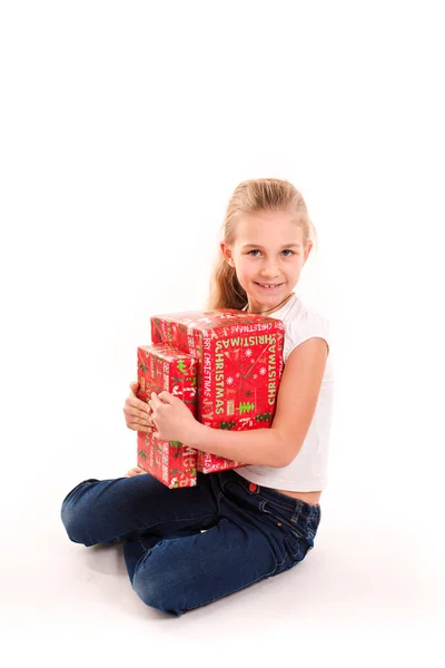 Щаслива дівчина з подарунковою коробкою ізольована — стокове фото