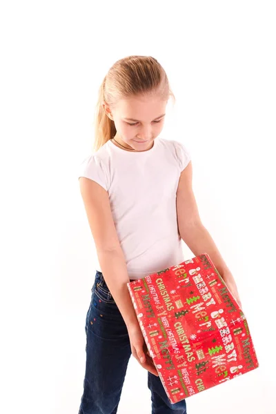 Chica feliz con caja presente aislado —  Fotos de Stock