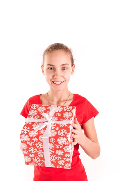 Щаслива дівчина з подарунковою коробкою ізольована — стокове фото